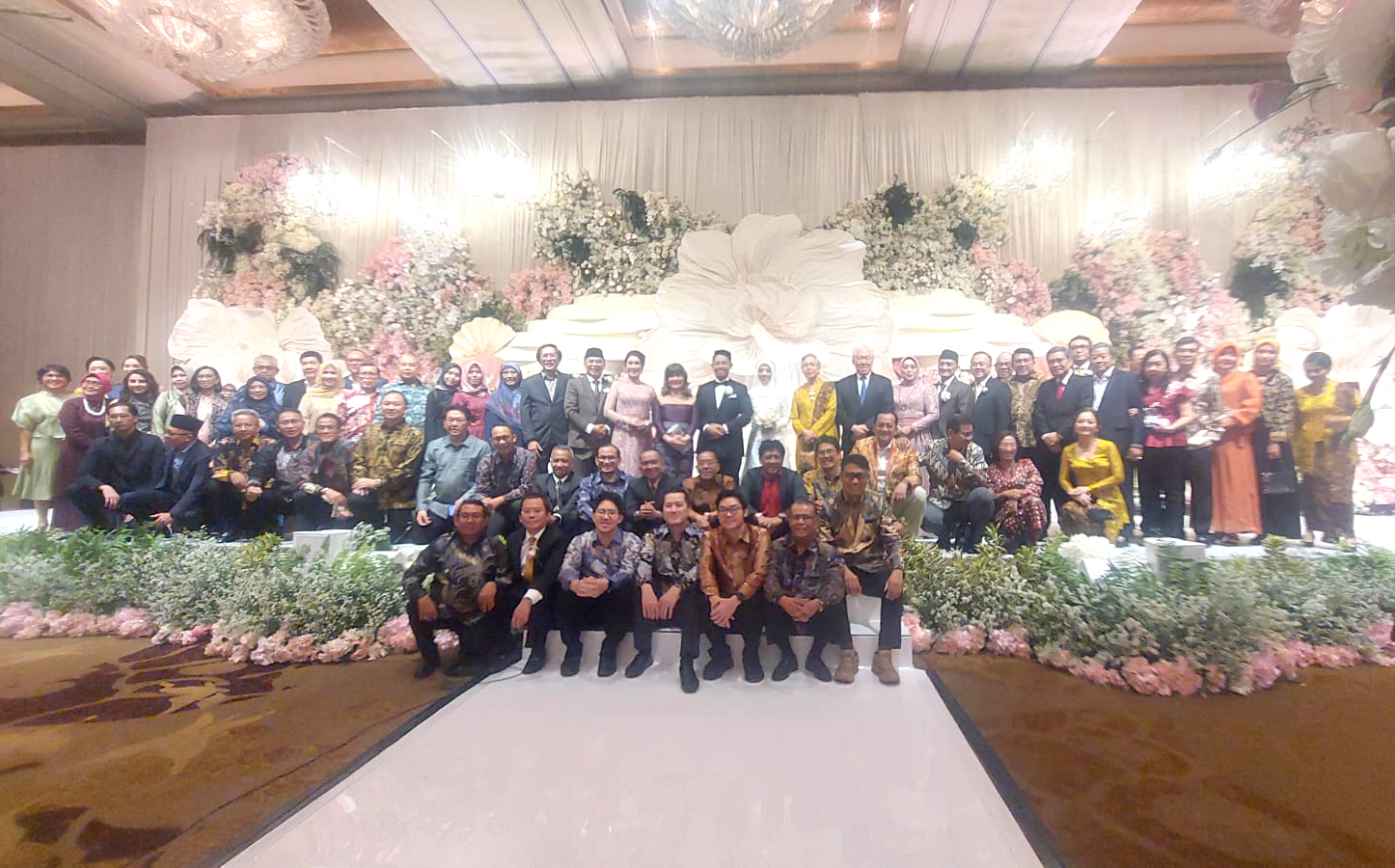 Menghadiri Acara Resepsi Pernikahan Putra Putri Ibu Ning Wahyu, Ketua DPP APINDO Provinsi Jawa Barat.